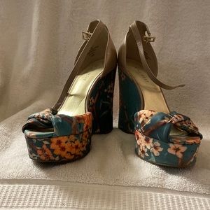 Nine West good condition floral platform wedge